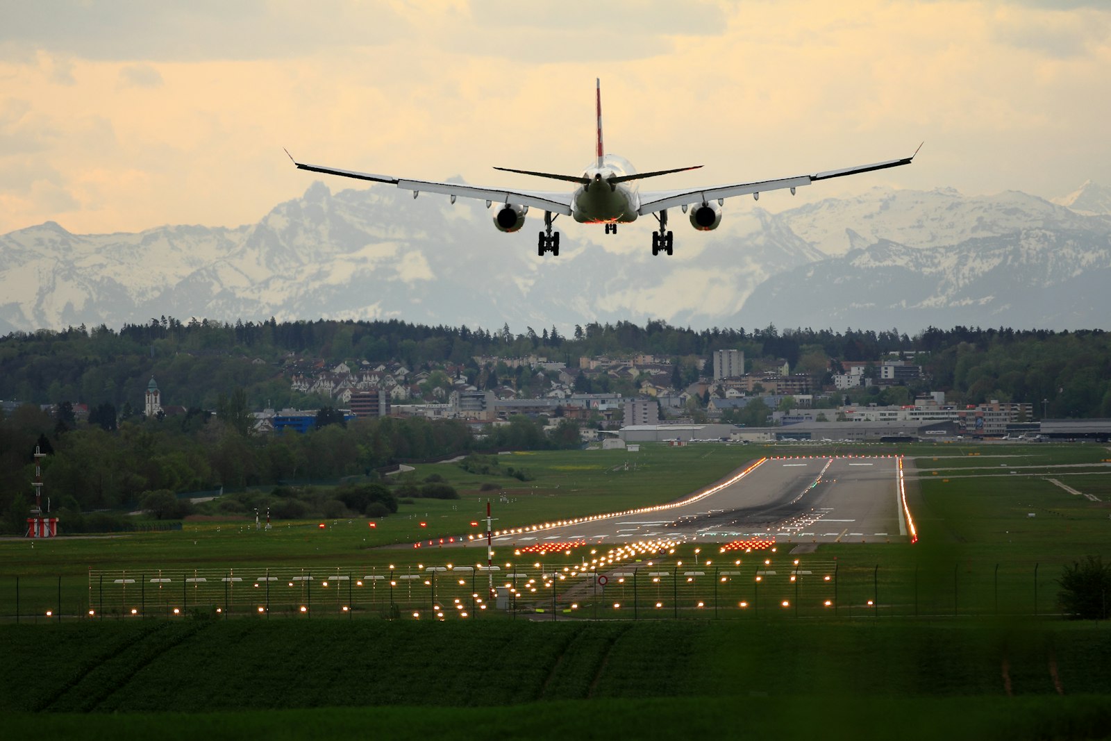 Flugzeug im Landeanflug bei Sonnenuntergang – Geschäftsreisen und Dienstreisen