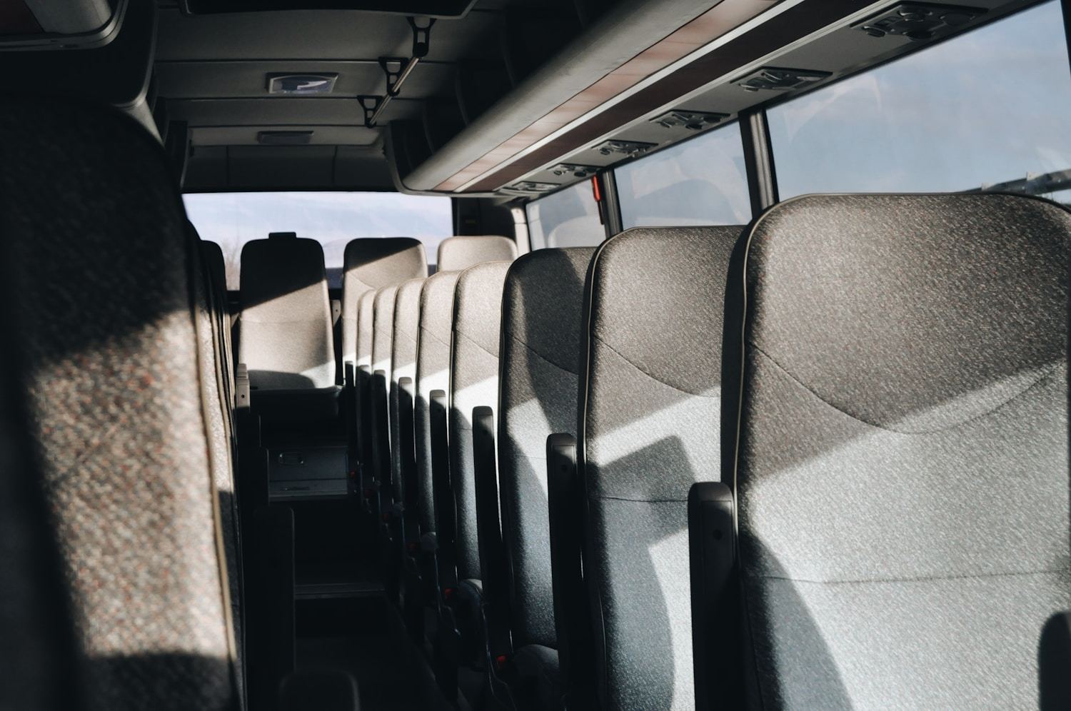 Bus mieten für Firmen – Innenraum eines modernen Reisebusses