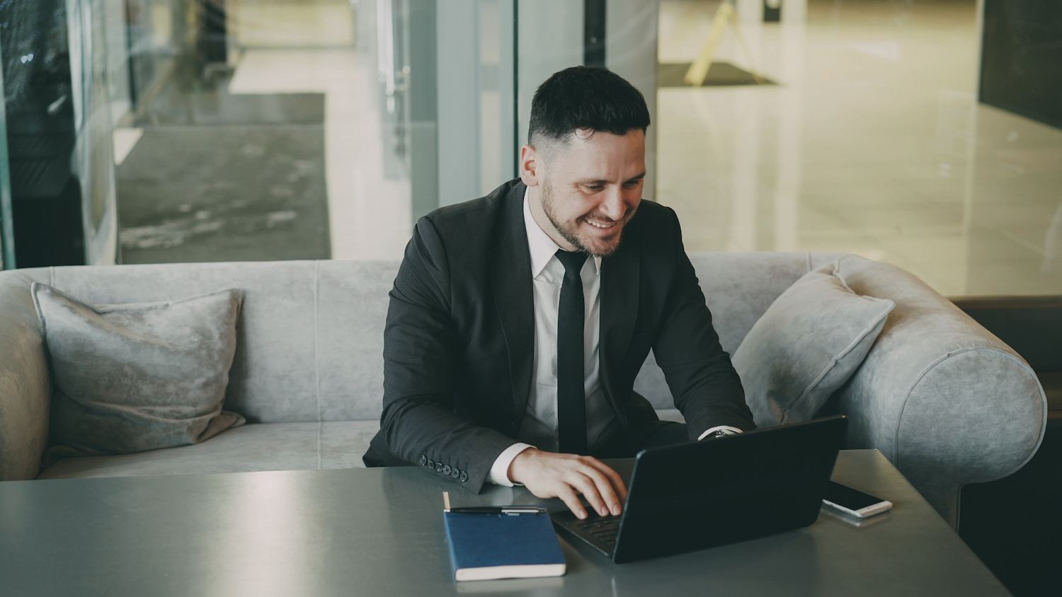 Business Travel Management – Geschäftsreisender arbeitet in einer Lobby