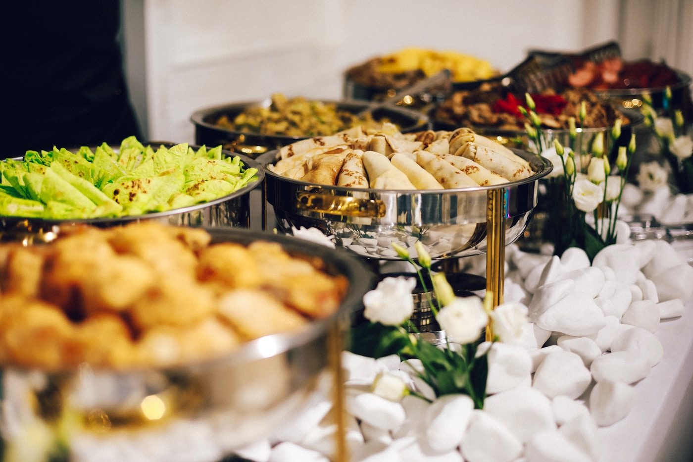 Event-Catering – Buffet mit Chafing Dishes auf einer Firmenveranstaltung