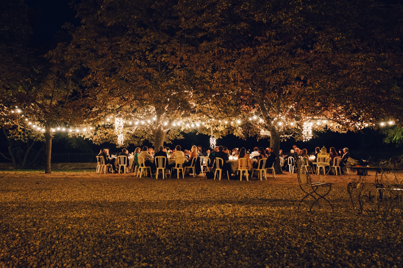 Corporate Event mit Reise – festliches Dinner unter Lichterketten im Freien