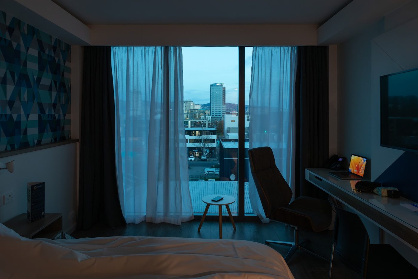 Dienstreise privat verlängern – Hotelzimmer mit Blick über die Stadt am Abend