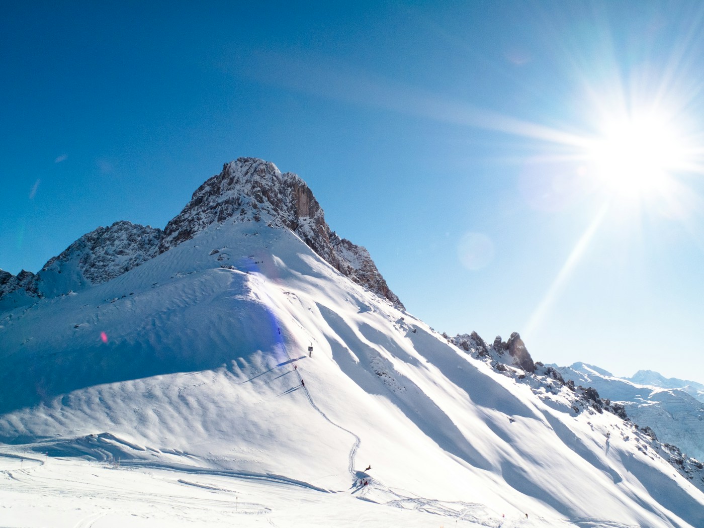 Firmen-Skireise – sonniges Alpenpanorama mit Skipiste