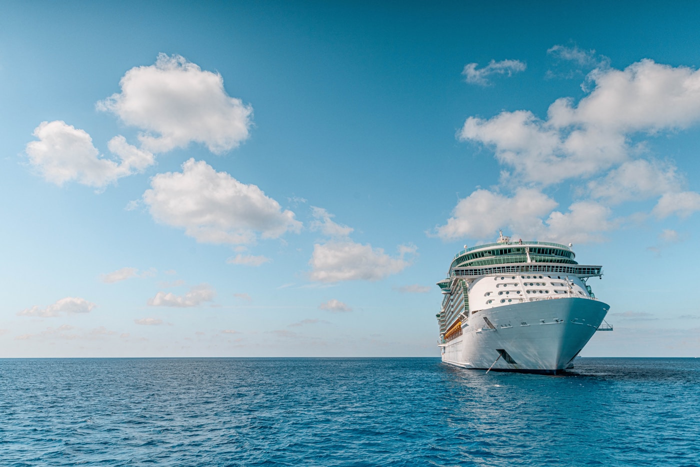 Firmenreise mit AIDA – modernes Kreuzfahrtschiff auf dem Meer