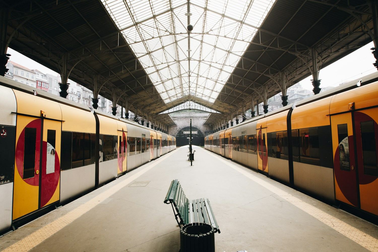 Geschäftsreise mit der Bahn – Bahnsteig unter historischer Hallenkonstruktion