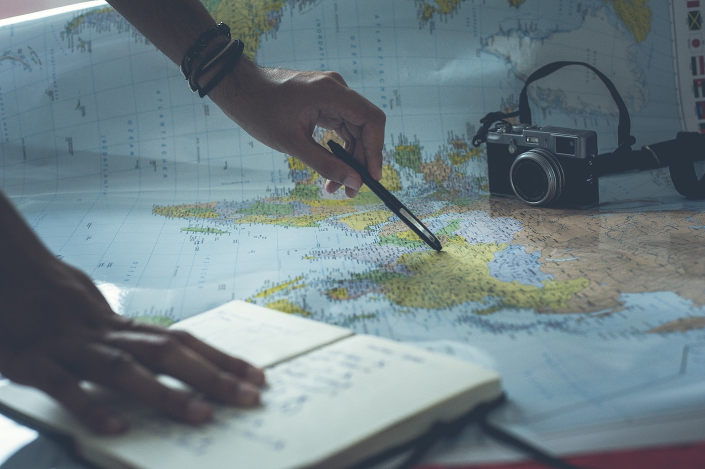 Geschäftsreisebüro für den Mittelstand – Reiseplanung auf einer Landkarte