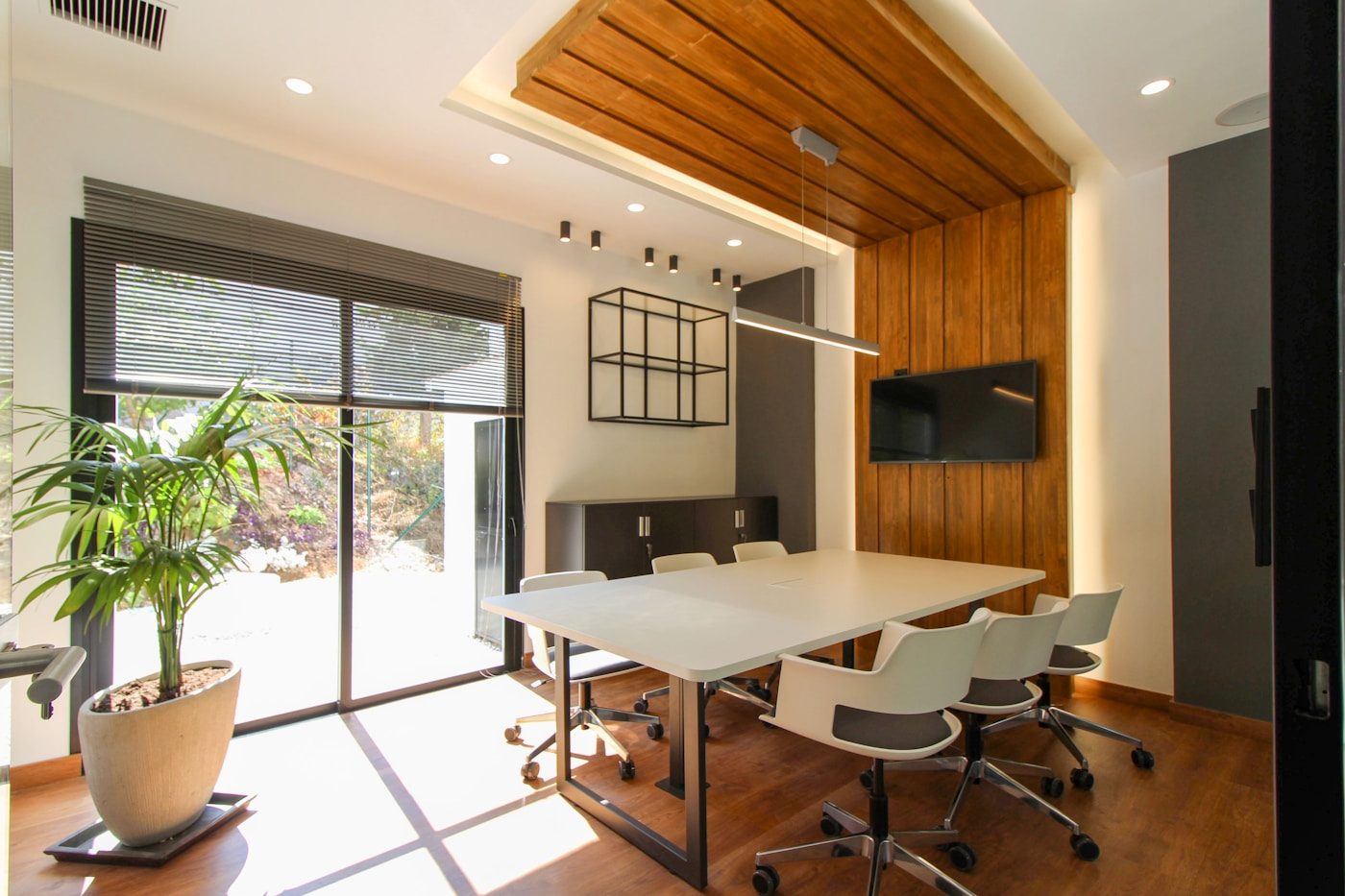 Green Meetings – Besprechungsraum mit Tageslicht, Holz und Pflanze