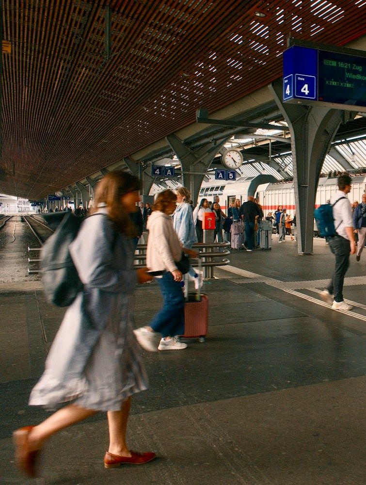 Gruppenreise mit der Bahn – Reisende auf einem Bahnsteig