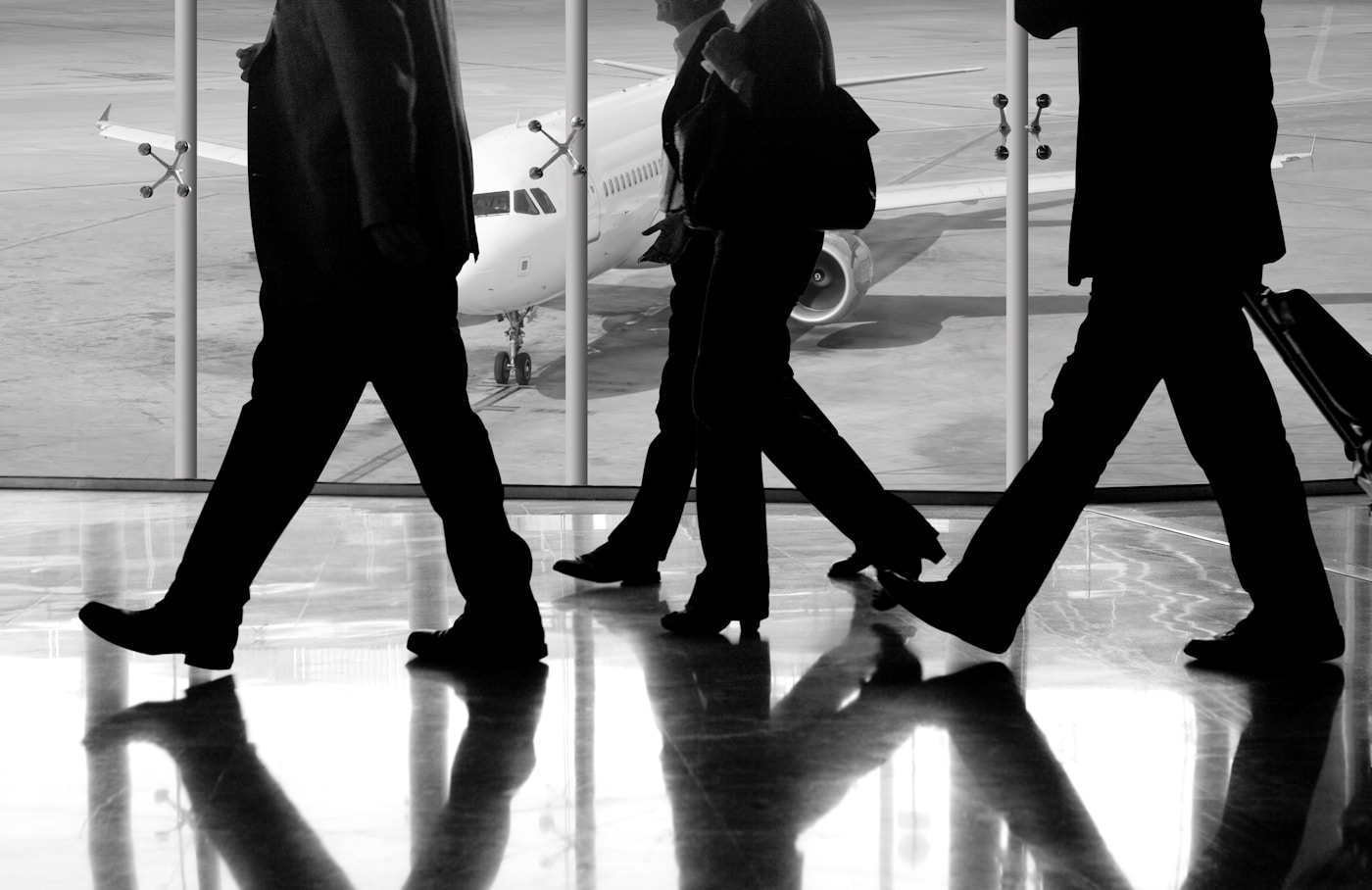 Was kostet eine Gruppenreise für Firmen – Geschäftsreisende im Flughafen