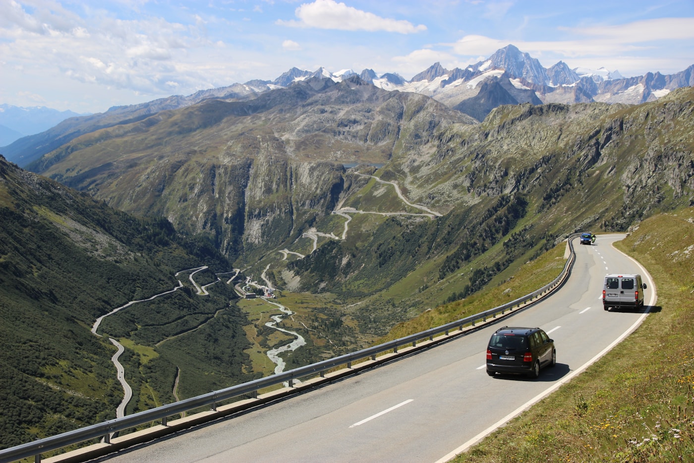 Gruppenreise organisieren lassen – Passstraße in den Alpen