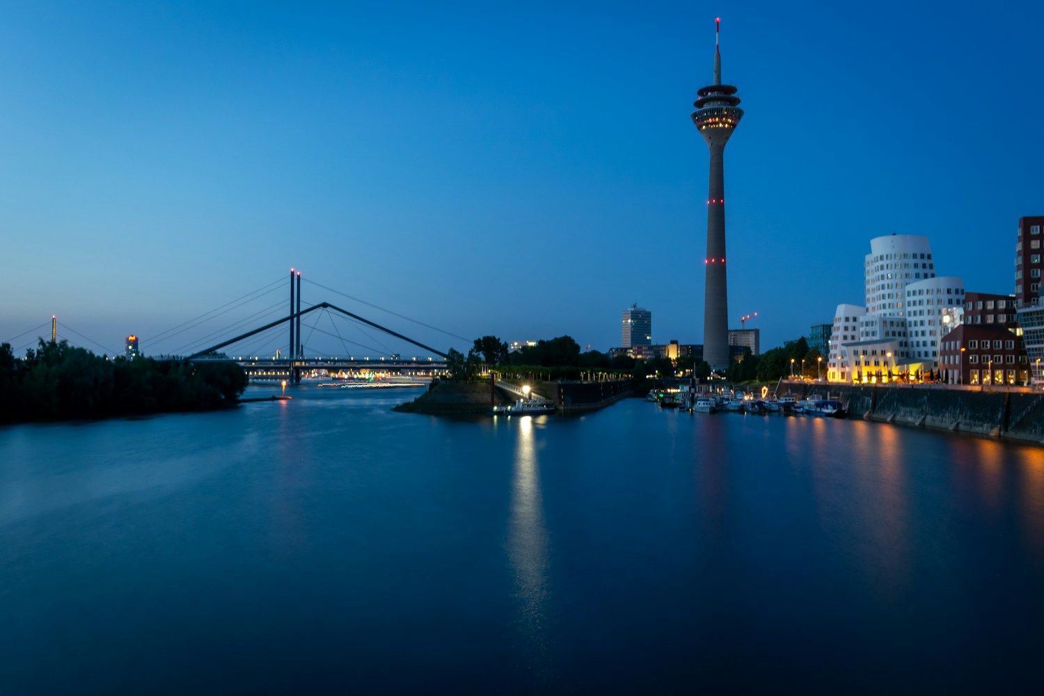 Incentive Düsseldorf – Medienhafen mit Rheinturm zur blauen Stunde