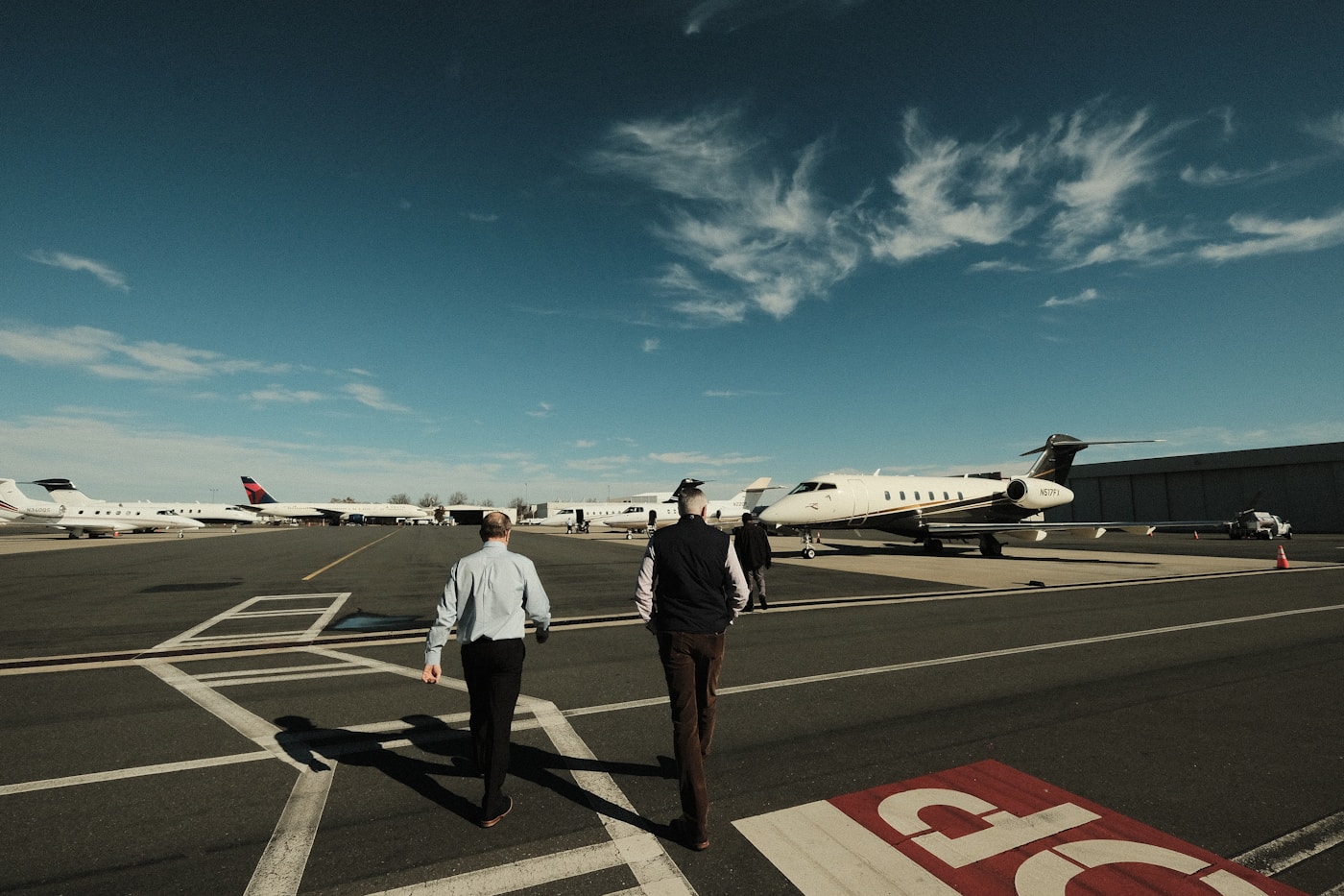 Incentive-Reisen für Führungskräfte – zwei Manager auf dem Weg zum Privatjet