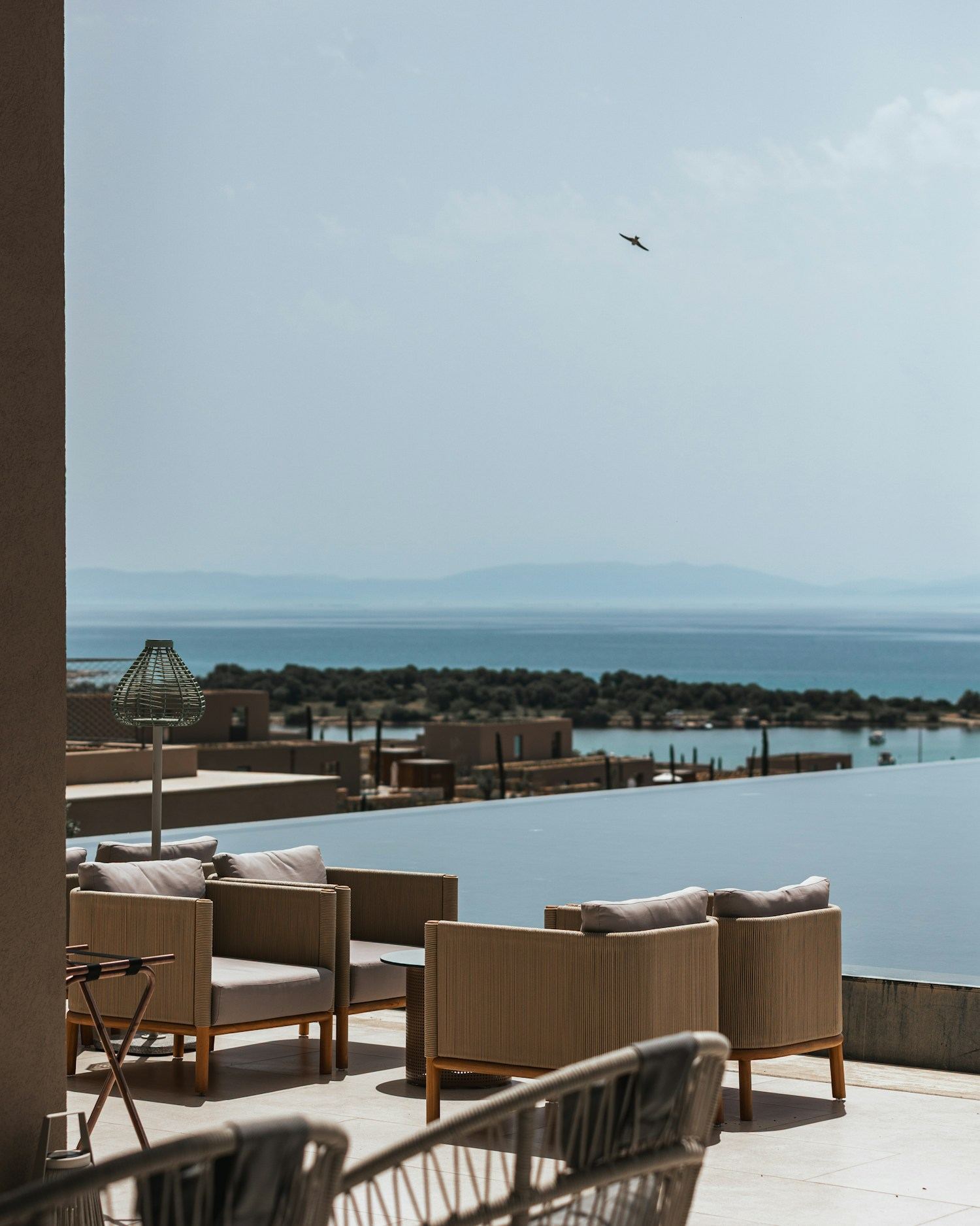 Incentive-Hotel finden – Resort-Terrasse mit Infinity-Pool und Meerblick