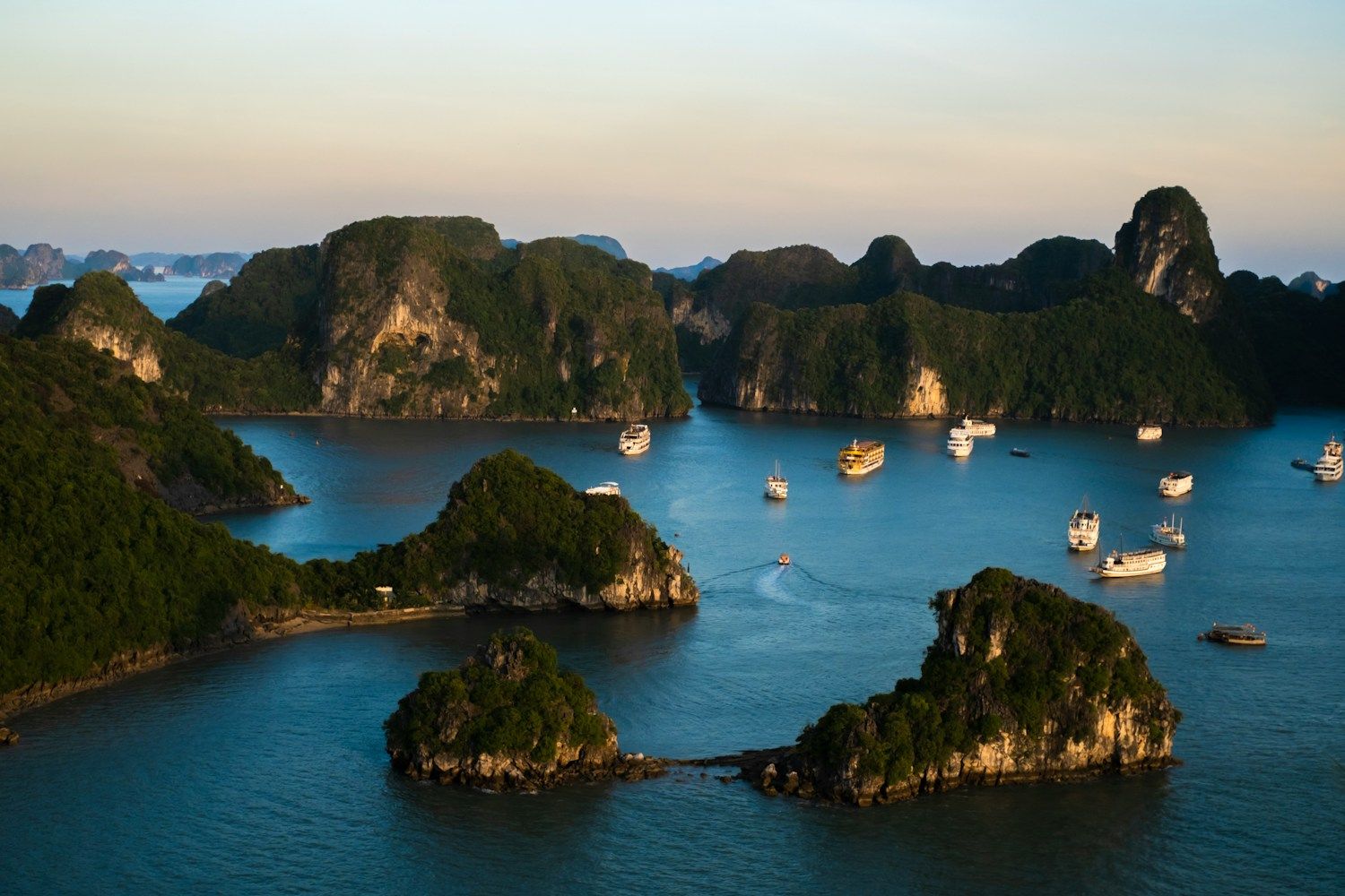 Incentive-Reise Asien – Boote zwischen Kalksteinfelsen der Halong-Bucht