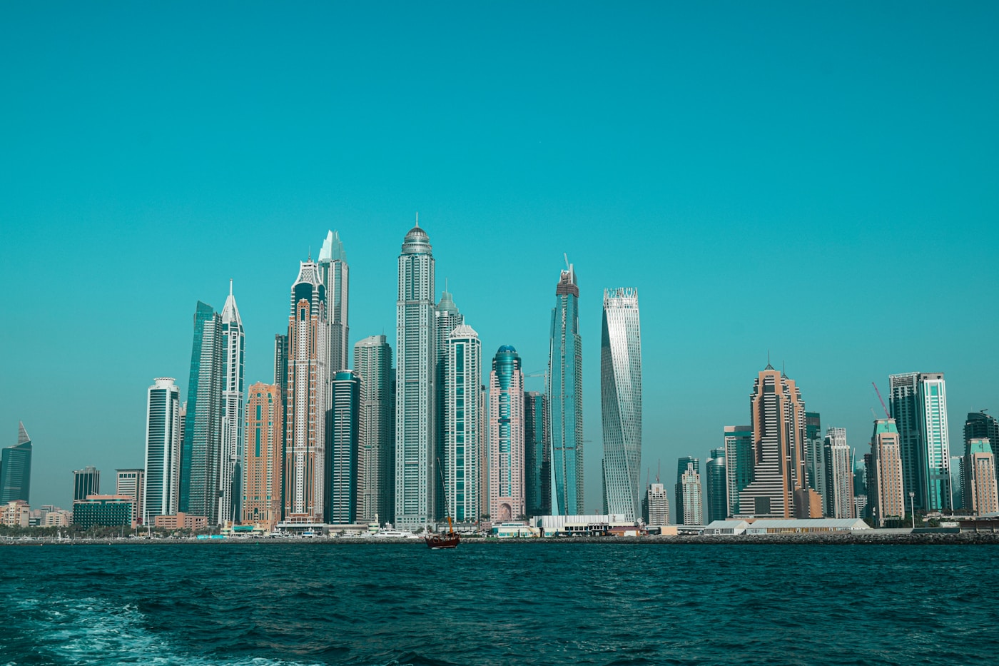 Incentive-Reise Dubai – Skyline der Dubai Marina vom Meer aus