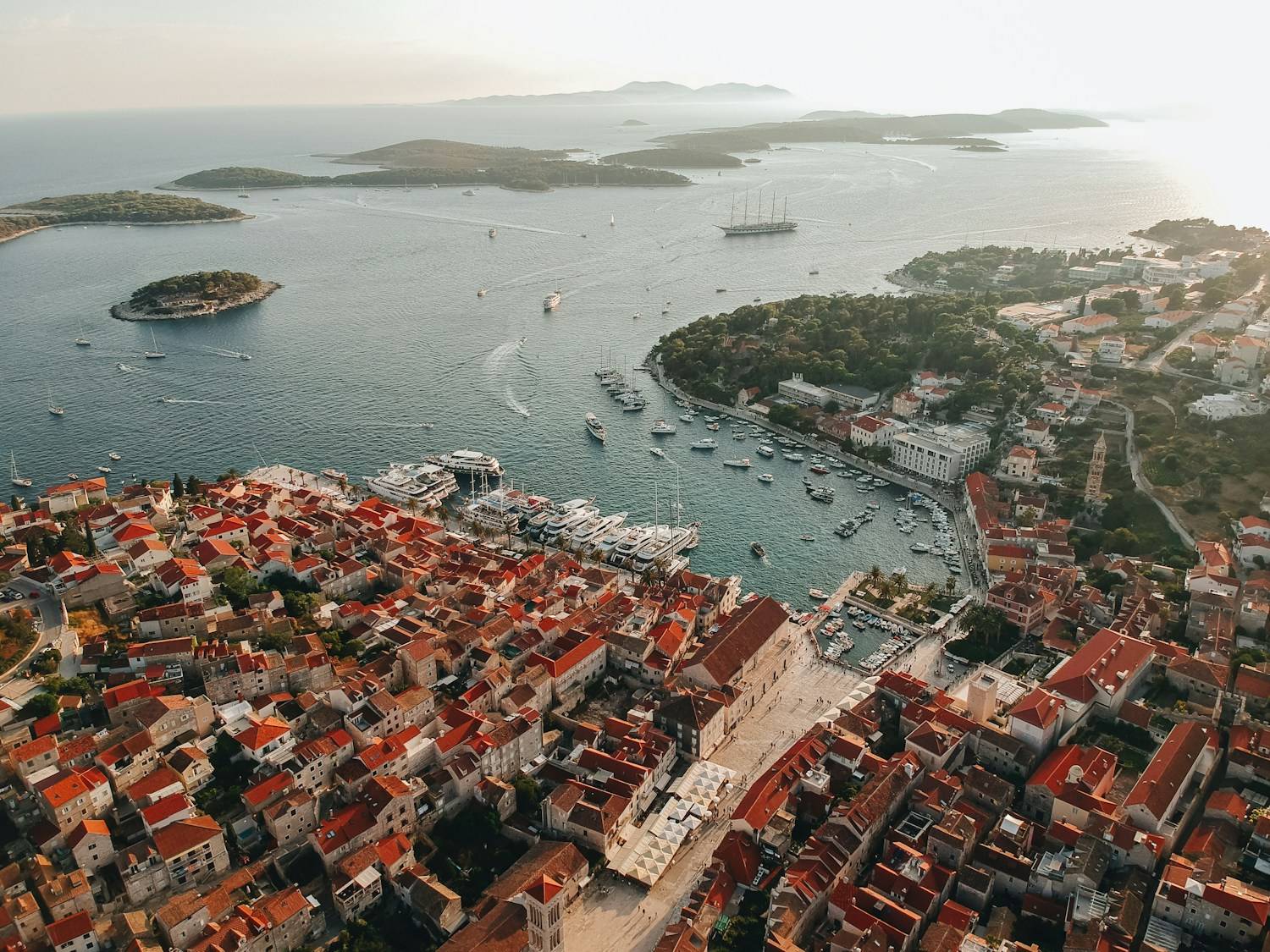 Incentive-Reise Kroatien – Luftaufnahme der Altstadt von Hvar am Abend