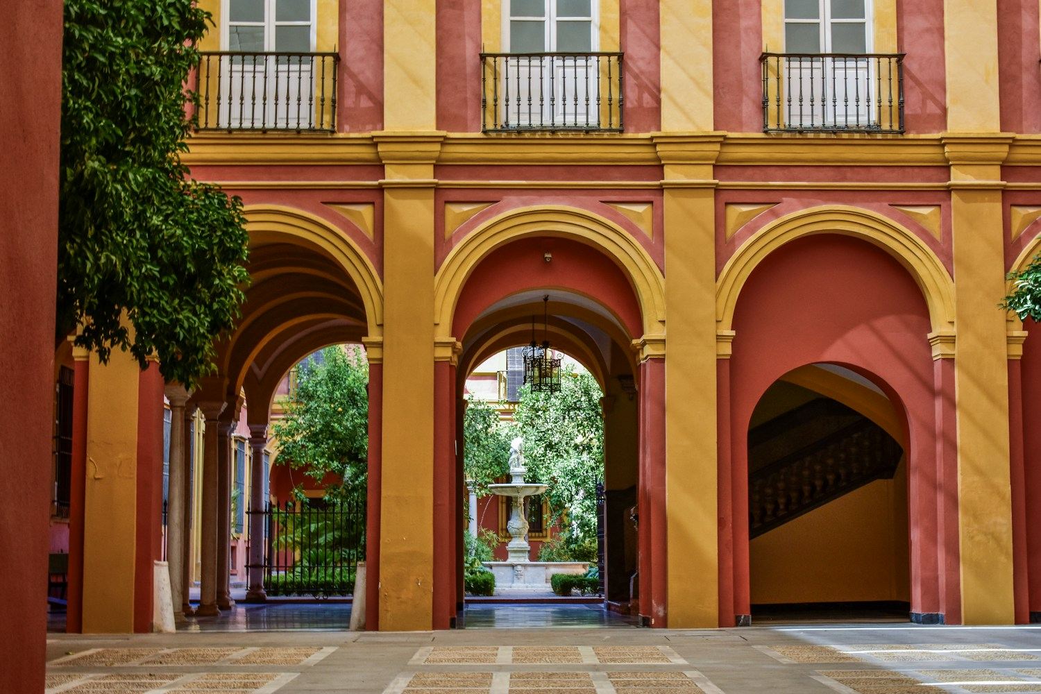 Incentive-Reise Spanien – andalusischer Innenhof mit Arkaden