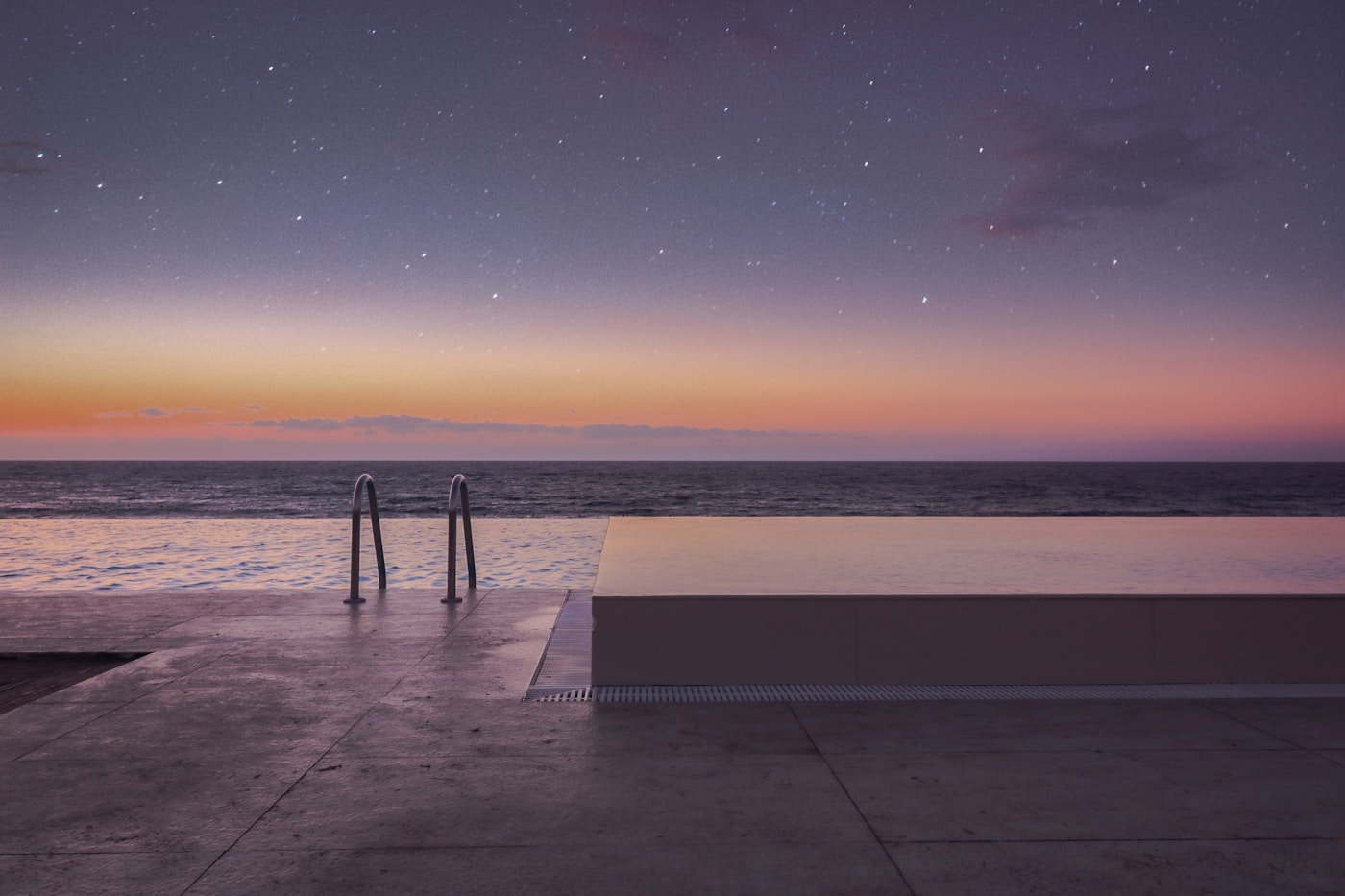 Was kostet eine Incentive-Reise – Infinity-Pool mit Meerblick in der Abenddämmerung