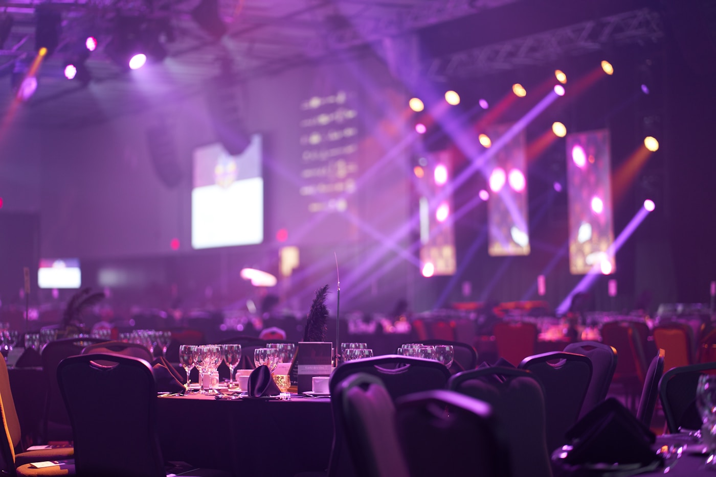 Incentive-Veranstaltung – festlich gedeckter Gala-Saal mit Bühnenlicht