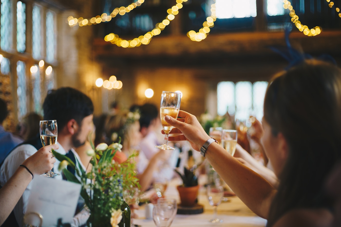 Kundenevent planen – festlicher Toast bei einem Dinner