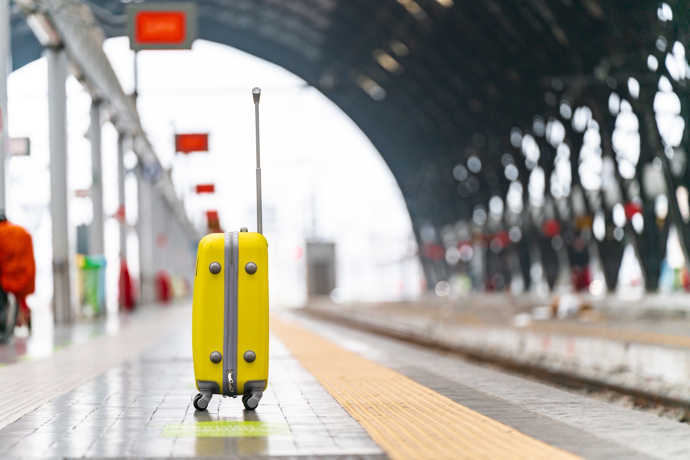 Messereise organisieren – Koffer am Bahnsteig