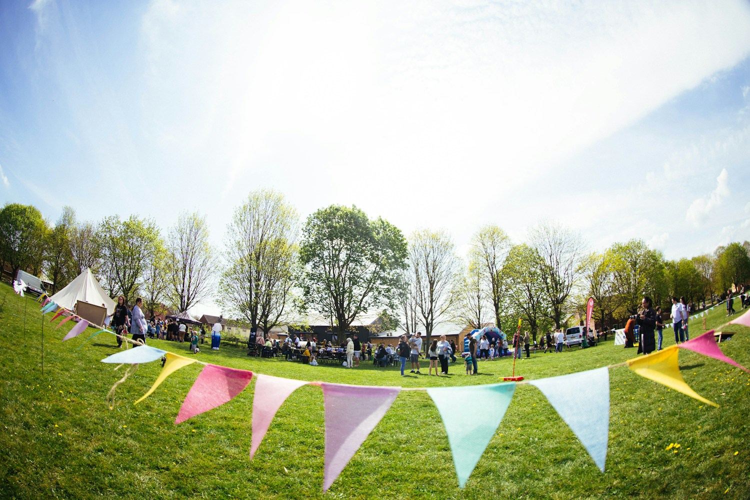 Sommerfest-Ideen – sonniges Sommerfest im Grünen mit Wimpelketten