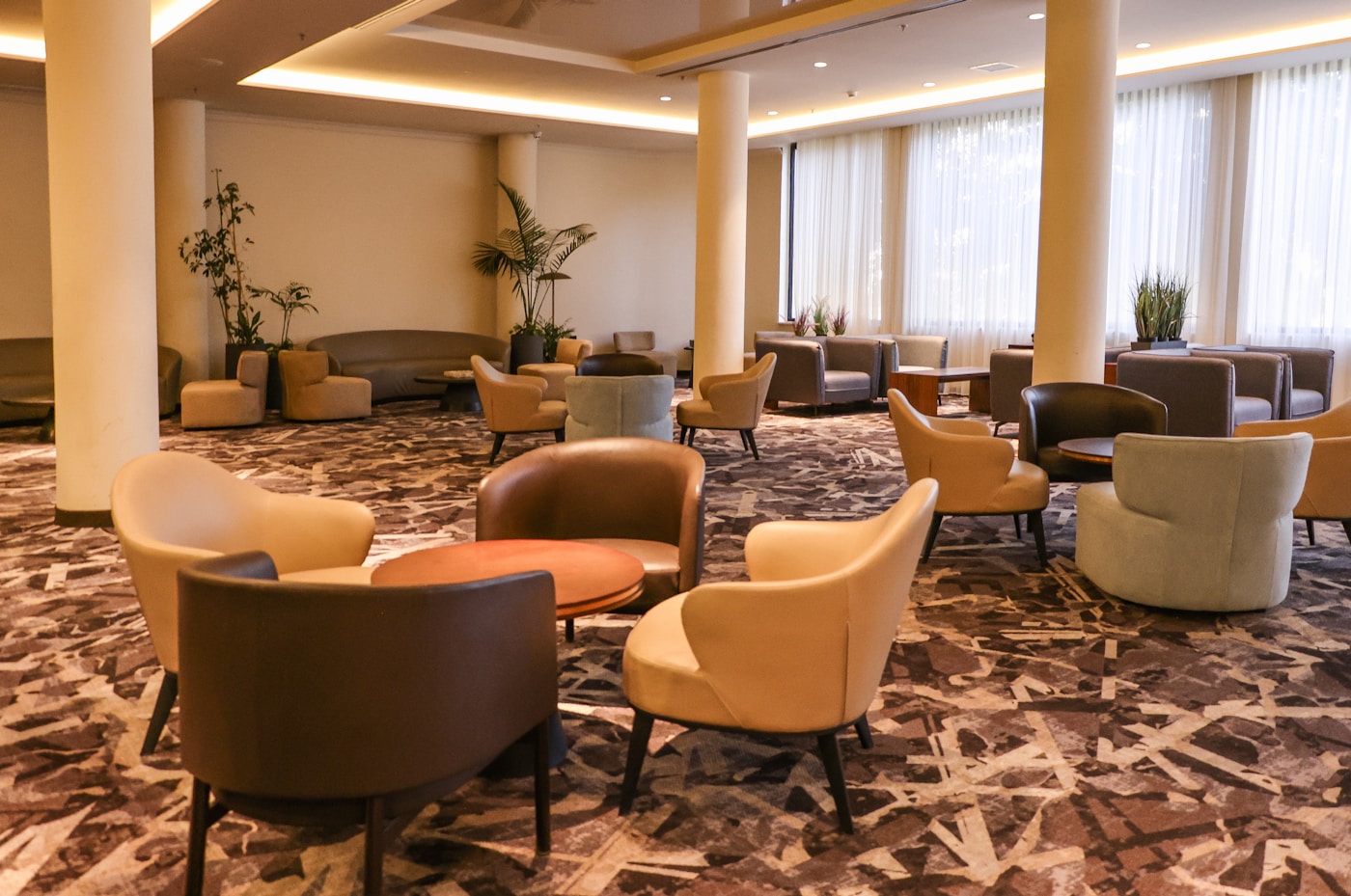 Tagungshotel finden – Hotel-Lounge mit Sesseln