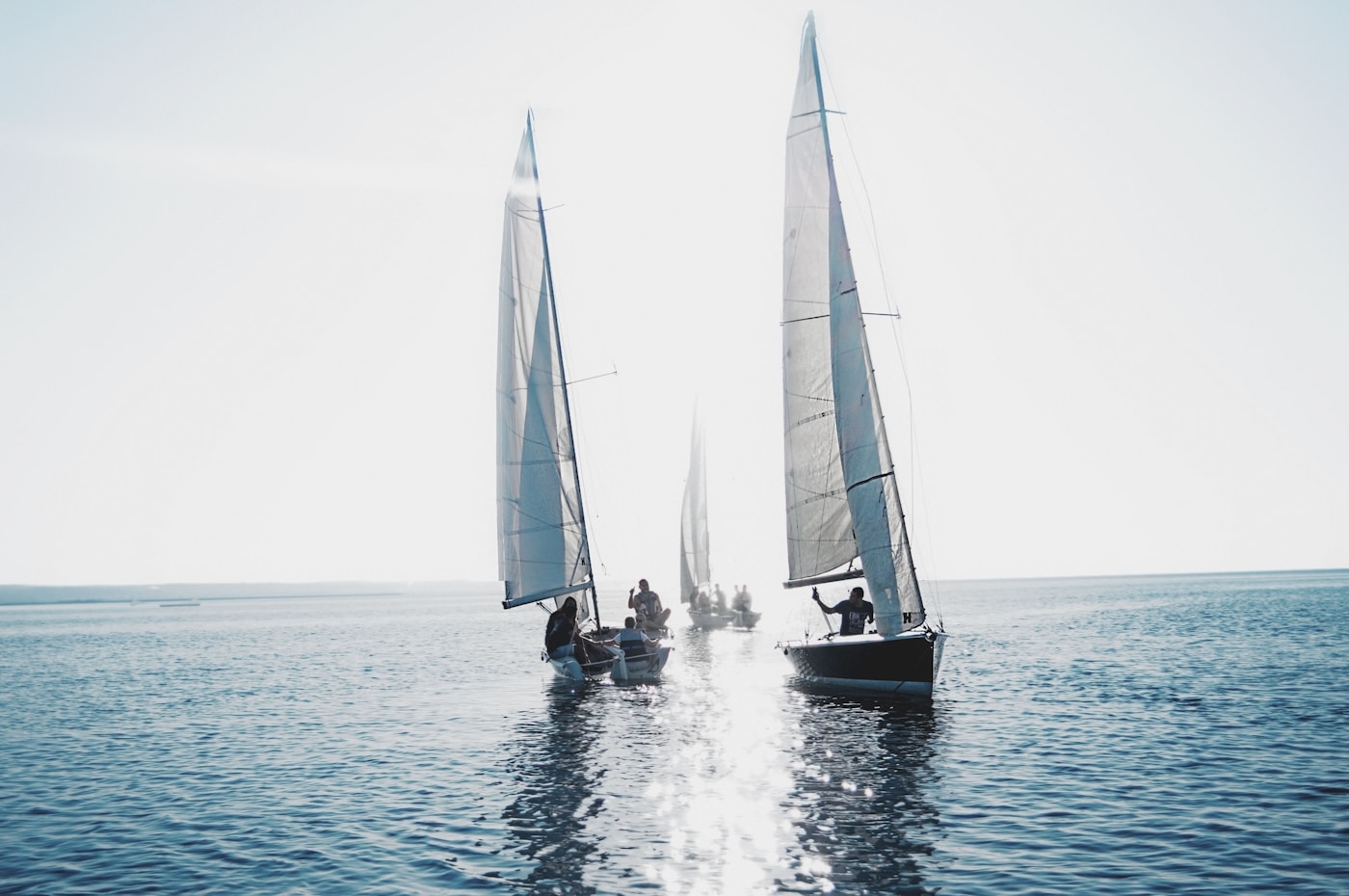 Teamreise planen – Segelboote mit Crews auf ruhigem Wasser
