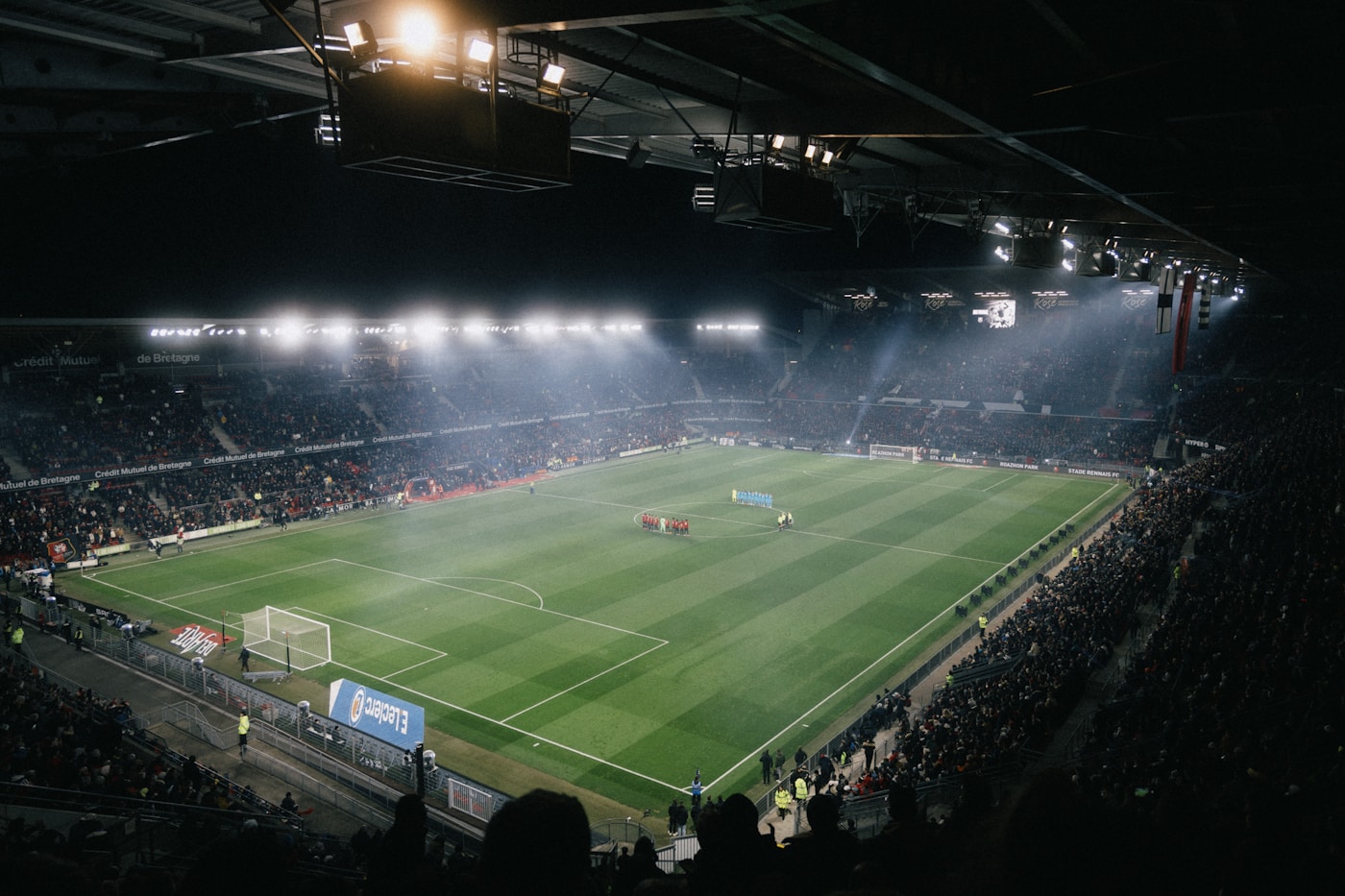 VIP-Hospitality – Stadion unter Flutlicht bei Nacht