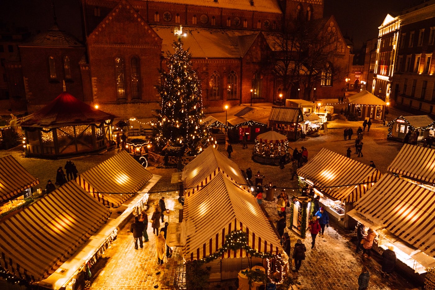 Weihnachtsfeier-Ideen – Weihnachtsmarkt bei Nacht mit Lichtern