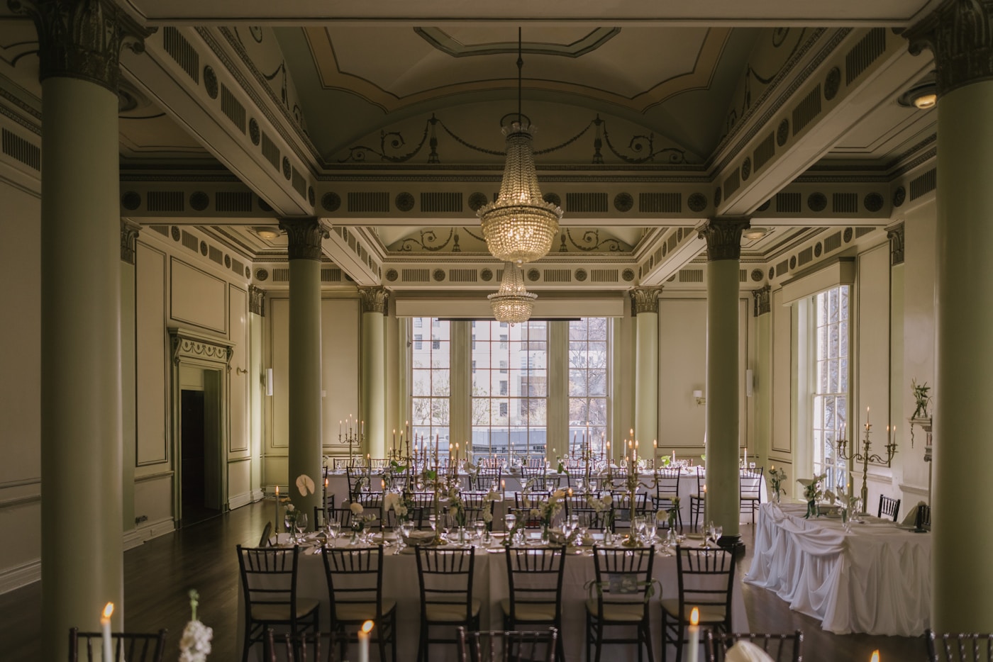 Weihnachtsfeier-Location – festlicher Ballsaal mit Kerzen und Kronleuchtern