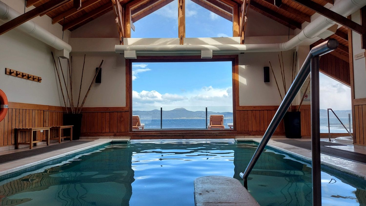 Wellness-Incentive-Reise – Spa-Pool mit Panoramafenster zum Wasser